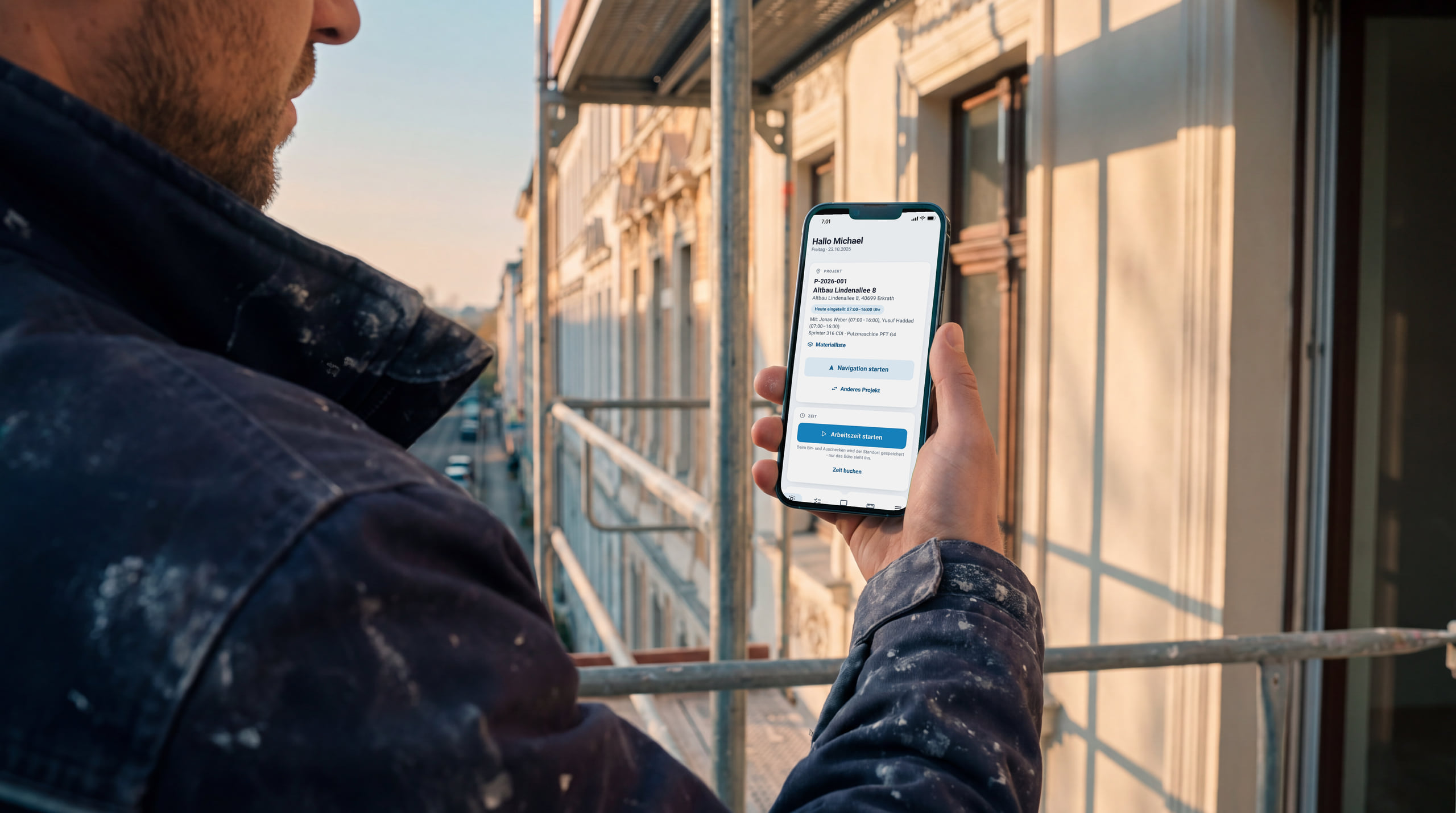 Monteur auf dem Gerüst einer Altbau-Fassade mit der GREVARO-App